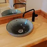 檜の無垢一枚板カウンターにはまる陶器の手洗い器