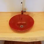 檜の無垢一枚板カウンターにはまる陶器の洗面器