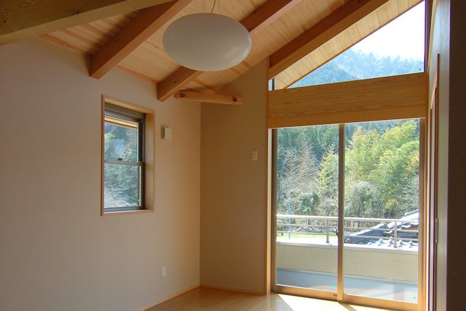 住宅の設計実例、新宮の家の勾配天井の寝室