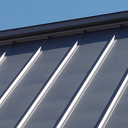 写真：カラーガルバリウム鋼板瓦棒葺きの屋根