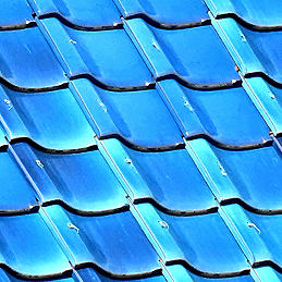 青い釉薬瓦屋根の写真